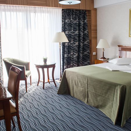 Hotel Oltenia クラヨーヴァ エクステリア 写真