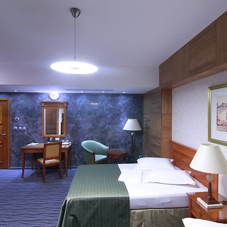 Hotel Oltenia クラヨーヴァ エクステリア 写真