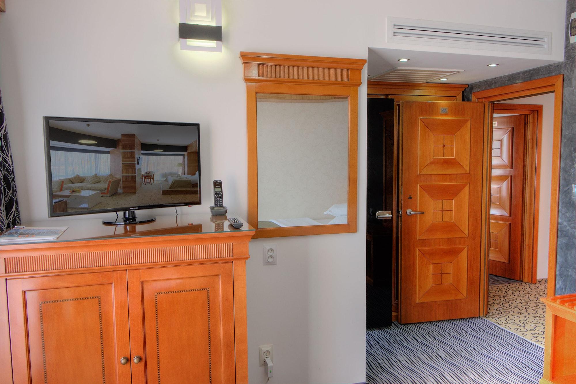 Hotel Oltenia クラヨーヴァ エクステリア 写真