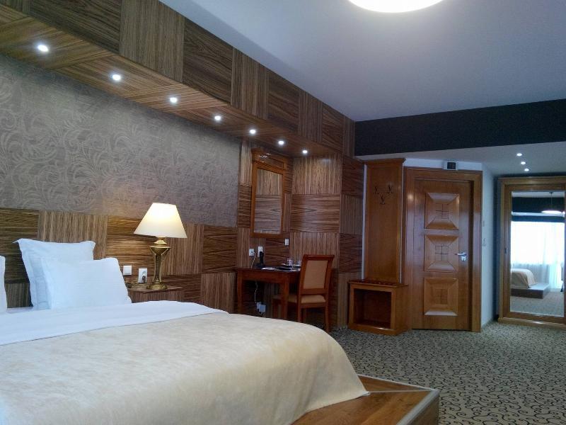 Hotel Oltenia クラヨーヴァ エクステリア 写真