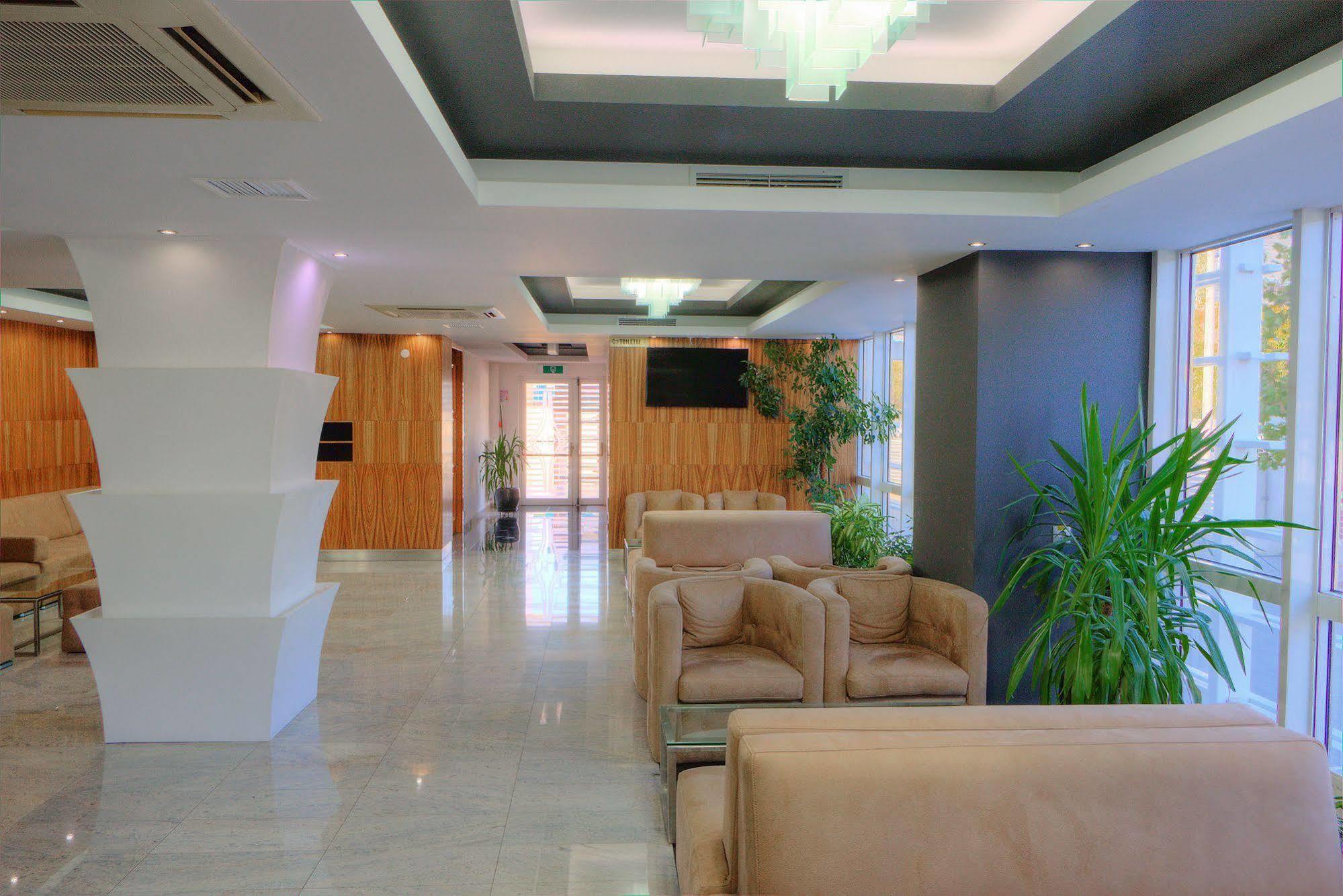Hotel Oltenia クラヨーヴァ エクステリア 写真